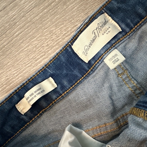 •UNIVERSAL THREAD• HIGH RISE SKINNY JEANS - Picture 2 of 5